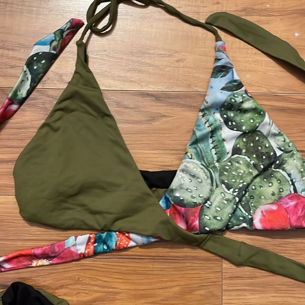 Bikini - Picture 5 of 10
